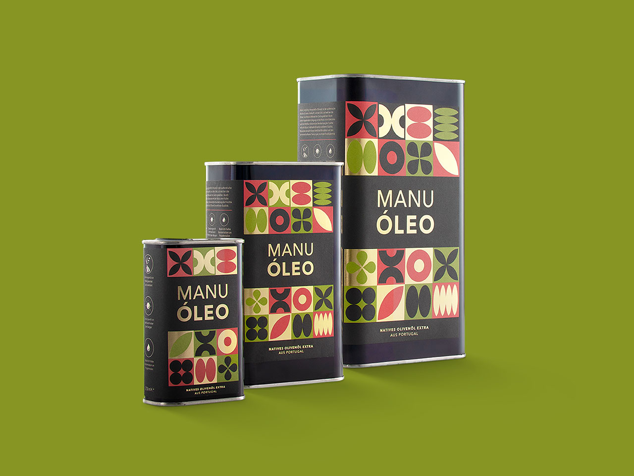 Ein dekorativer Olivenölkanister von Manuóleo auf grünem Hintergrund.